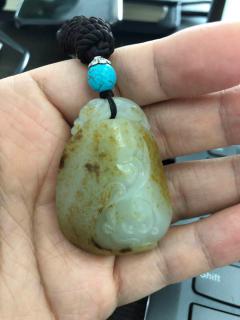 这是和田玉青白玉籽料吗,带洒金皮的,35g左右,不能判断是否二上色,细