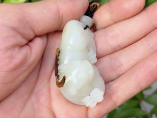 和田玉黑皮籽料貔貅