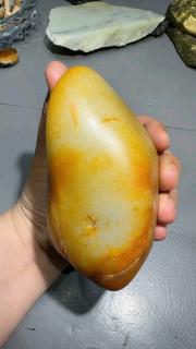 新疆和田玉籽料原石,红皮白肉串青花,1160克,白度一级白暖白色,玉质细