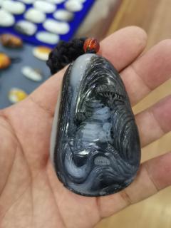 和田玉籽料青花山水把件,料子油润俏色巧雕,带糖色